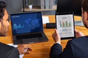 Business Intelligence vs Business Analytics comparison showing differences in reporting, data analysis, and decision-making